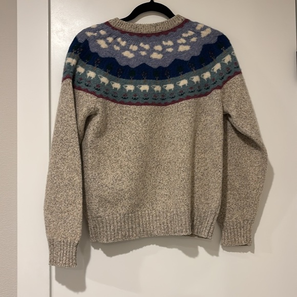 Cottage Core Vintage Lamb Fair Isle Eddie Bauer Cream and Blue Crewneck Sweater - Picture 4 of 4